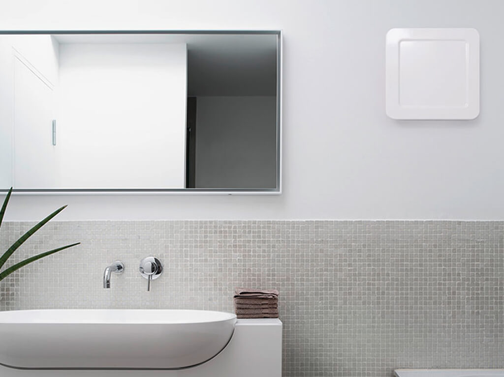 Unità di recupero calore Siegenia AEROTUBE WRG SMART ventilatore da parete con chiusura ELETTRICA, incl. griglia parapioggia PVC bianco